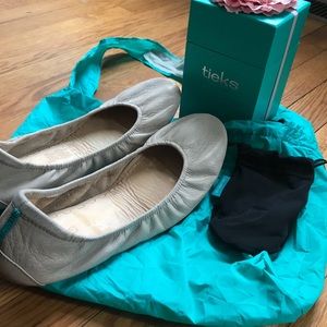 Size 11 Feather Grey Tieks